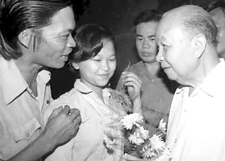 Đồng chí Trường Chinh (bìa phải) chúc Tết cán bộ, công nhân viên Nhà máy Dệt Thành Công - nơi xé rào đột phá về sản xuất công nghiệp vào tháng 1/1985. (Ảnh tư liệu)