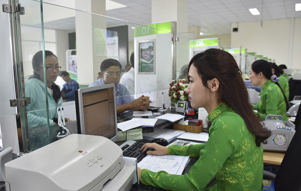 Nhân viên Vietcombank Vũng Tàu thực hiện các giao dịch cho khách hàng.