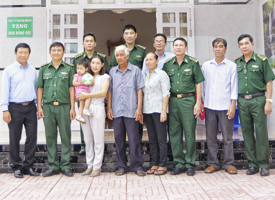 Đại diện Ban Chỉ huy Biên phòng Cửa khẩu cảng BR-VT và Công ty CP Cảng Đồng Nai bàn giao nhà đồng đội cho Trung úy Nguyễn Thanh Tùng.