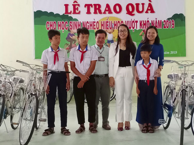 Bà Trần Thị Thanh Thủy, Phó Chủ tịch LĐLĐ TP.Vũng Tàu trao xe đạp cho HS Trường THCS Bạch Đằng.