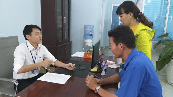 Cán bộ phòng công chứng TP.Bà Rịa chứng thực hồ sơ giải ngân vốn từ Quỹ khởi nghiệp cho anh Trần Quyết Thắng, đoàn viên xã Sơn Bình, huyện Châu Đức.