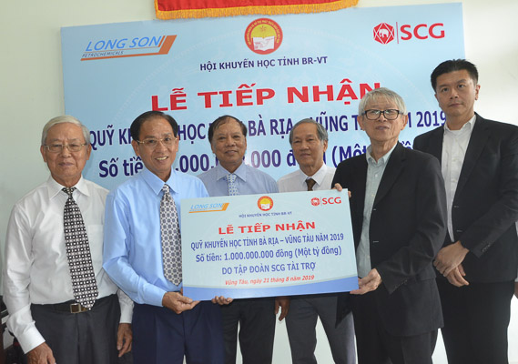 Ông Dhep Vongvanich, Chủ tịch Tập đoàn SCG Việt Nam trao biểu trưng tài trợ 1 tỷ đồng cho Quỹ Khuyến học tỉnh, ngày 21/8/2019.