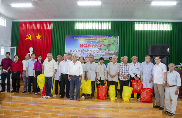 Đại diện các đơn vị, nhà hảo tâm tặng quà cho người cao tuổi đang được chăm sóc tại Trung tâm Nuôi dưỡng Người già neo đơn.