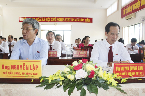 Ông Nguyễn Lập, Tỉnh ủy viên, Phó Bí thư Thành ủy, Chủ tịch UBND TP.Vũng Tàu và ông Huỳnh Quang Vinh, Chủ tịch Ủy ban MTTQ Việt Nam TP.Vũng Tàu tham dự Kỳ họp.