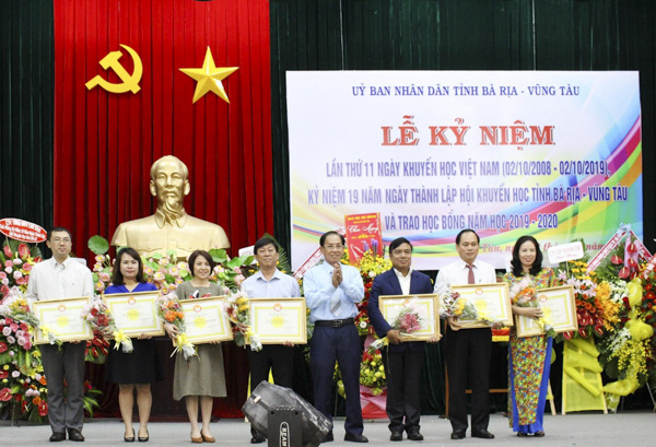 Ông Võ Thành Kỳ (đứng giữa), Chủ tịch Hội Khuyến học tỉnh trao Bằng khen của Trung ương Hội Khuyến học Việt Nam cho các tập thể, cá nhân có thành tích xuất sắc trong công tác khuyến học năm 2019.