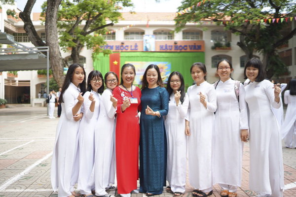 Cô Nguyễn Thị Hoa (thứ 4 từ trái qua) vừa được bổ nhiệm chức danh Hiệu trưởng Trường THCS Vũng Tàu thông qua  hình thức xét tuyển cạnh tranh.