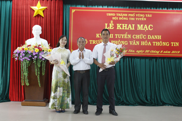 Ông Lê Xuân Đăng Quang (phải) tham dự kỳ thi tuyển chức danh Phó Phòng VH-TT TP.Vũng Tàu và đã trúng tuyển.