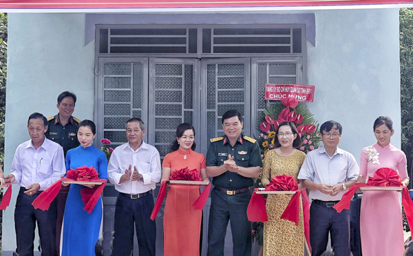 Lễ trao tặng nhà tình nghĩa quân - dân năm 2019 cho gia đình ông Phan Hữu Hiệp (giáo dân Công giáo thuộc giáo xứ Hòa Hội, huyện Xuyên Mộc).