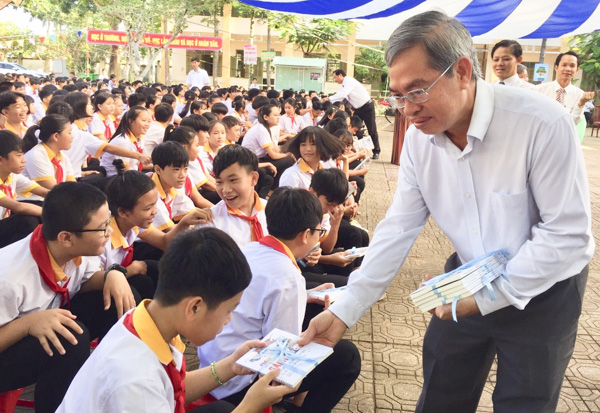 Ông Trần Phong Định, Phó Chủ tịch HĐND huyện Châu Đức tặng sách cho các em HS Trường THCS Châu Đức tại lễ khai mạc Tuần lễ hưởng ứng học tập suốt đời. 