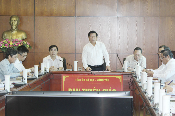 Ông Nguyễn Văn Xinh, Ủy viên Ban Thường vụ Tỉnh ủy, Trưởng Ban Tuyên giáo Tỉnh ủy, Phó trưởng Ban Tổ chức Hội thi “Tự hào Đảng quang vinh” năm 2019 phát biểu chỉ đạo tại cuộc họp.