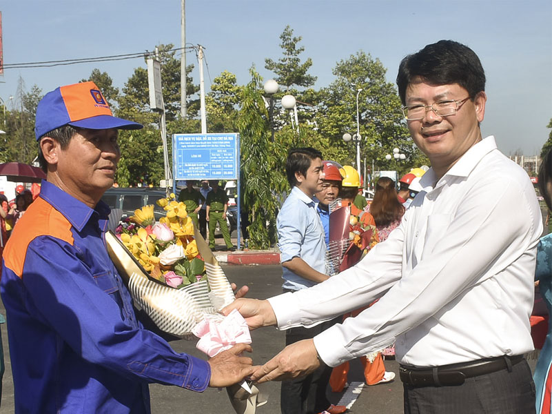 Ông Nguyễn Thanh Tịnh, Phó Chủ tịch UBND tỉnh tặng hoa cho các đội tham gia hội thao.