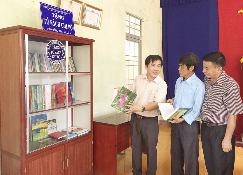 Ông Nguyễn Văn Thắng, Phó Trưởng Ban Tuyên giáo Tỉnh ủy (bên trái) trao tặng tủ sách cho Chi bộ thôn Đồng Tiến (xã Cù Bị, huyện Châu Đức) vào tháng 7/2019.