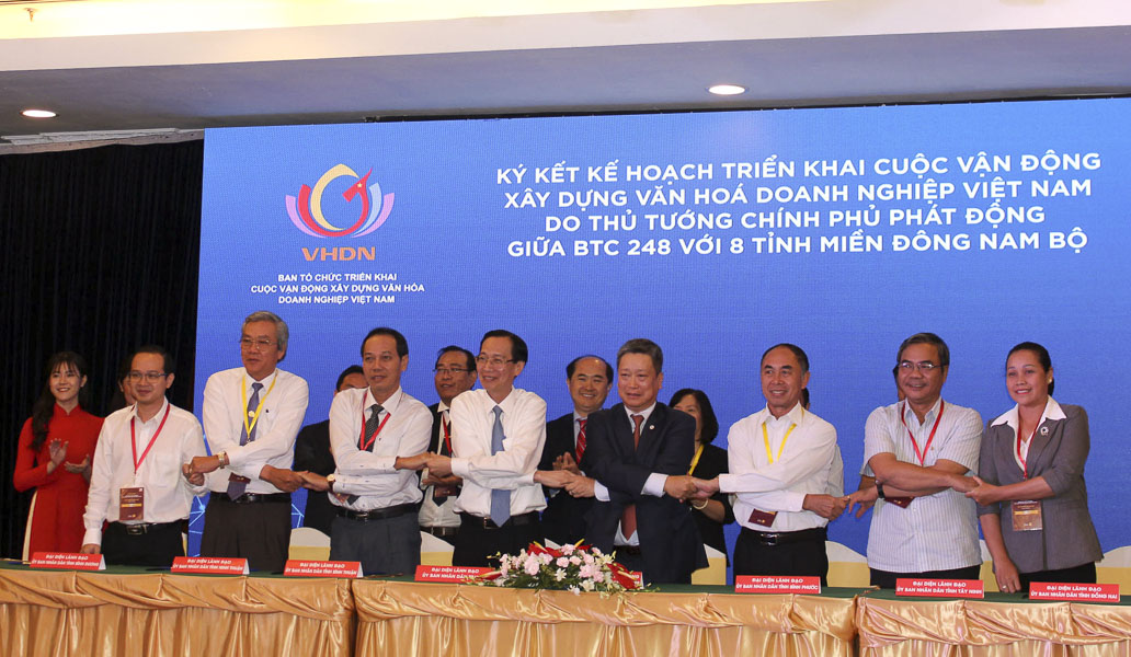 Đại diện lãnh đạo các tỉnh, thành phố khu vực Đông Nam Bộ và BTC 248 ký kết Kế hoạch phối hợp triển khai Cuộc vận động Xây dựng Văn hóa DN Việt Nam.