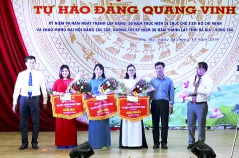 Đại diện Ban tổ chức trao giải thuyết trình hay Nhất cho các cá nhân.