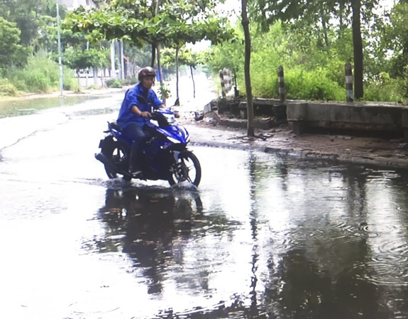 Người điều khiển phương tiện trên đường Tôn Đức Thắng (phường 9, TP.Vũng Tàu) phải đi thật chậm qua đoạn ngập nước để tránh xảy ra tai nạn.