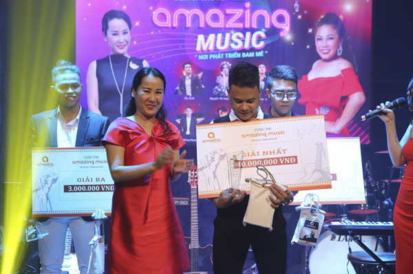 Nhạc sĩ Giáng Son trao giải cho các thí sinh tại vòng chung kết của cuộc thi Amazing Music