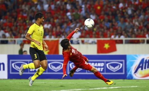 Quang Hải sút bóng tung lưới Malaysia.