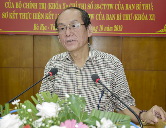 Ông Lương Văn Quang, Phó Giám đốc Sở Y tế phát biểu tham luận về thực hiện Chỉ thị 38-CT/TW, ngày 7/9/2009 của Ban Bí thư (khóa XI) về “đẩy mạnh công tác Bảo hiểm y tế trong tình hình mới”.