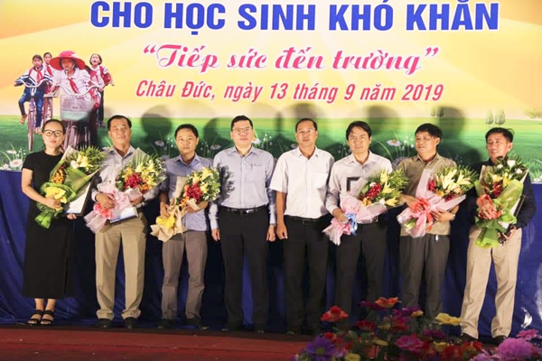 Lãnh đạo UBND huyện Châu Đức tặng hoa cảm ơn các DN và mạnh thường quân đã ủng hộ chương trình “Tiếp sức đến trường”.