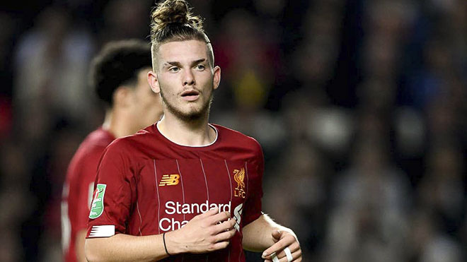 Harvey Elliott bị cấm thi đấu 2 tuần.