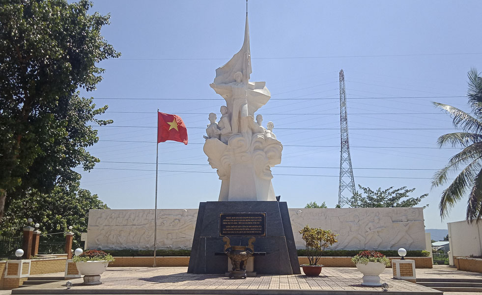 Tượng đài chiến thắng cầu Cỏ May bên đường Võ Nguyên Giáp, phường 12, TP.Vũng Tàu. Ảnh: VĂN ANH