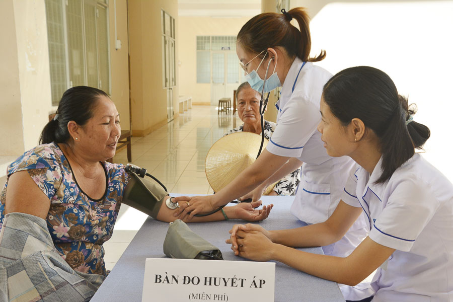 Nhân viên y tế đo huyết áp cho người dân tại Trạm Y tế thị trấn Phước Hải (huyện Đất Đỏ), một trong những nơi đang triển khai phòng khám bác sĩ gia đình. Ảnh: MINH THIÊN