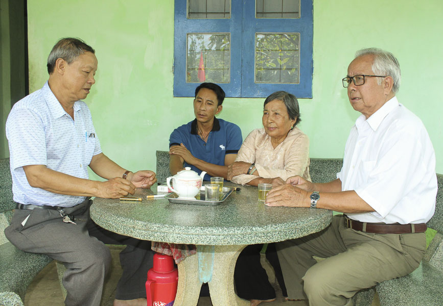 Ông Vũ Đình Trà (bìa trái), Trưởng Ban công tác Mặt trận, Tổ phó Tổ Dân vận thôn Tân Châu (xã Bàu Chinh, huyện Châu Đức) đến nhà vận động người dân tham gia các phong trào thi đua yêu nước.