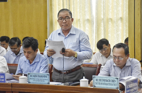 Ông Đặng Thanh Minh, Phó Bí thư Thường trực Huyện ủy, Chủ tịch HĐND huyện Xuyên Mộc báo cáo tình hình phát triển kinh tế - xã hội 9 tháng đầu năm 2019.