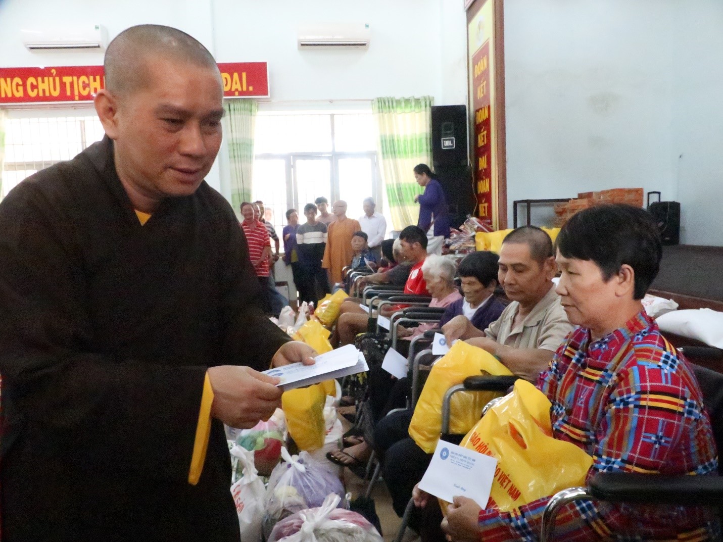 Đại đức Thích Nguyên Thông (Trụ trì Chùa Phước Quang, huyện Long Thành, Phó Ban Từ thiện GHPG tỉnh Đồng Nai) trao quà cho người khuyết tật nghèo tại huyện Châu Đức.