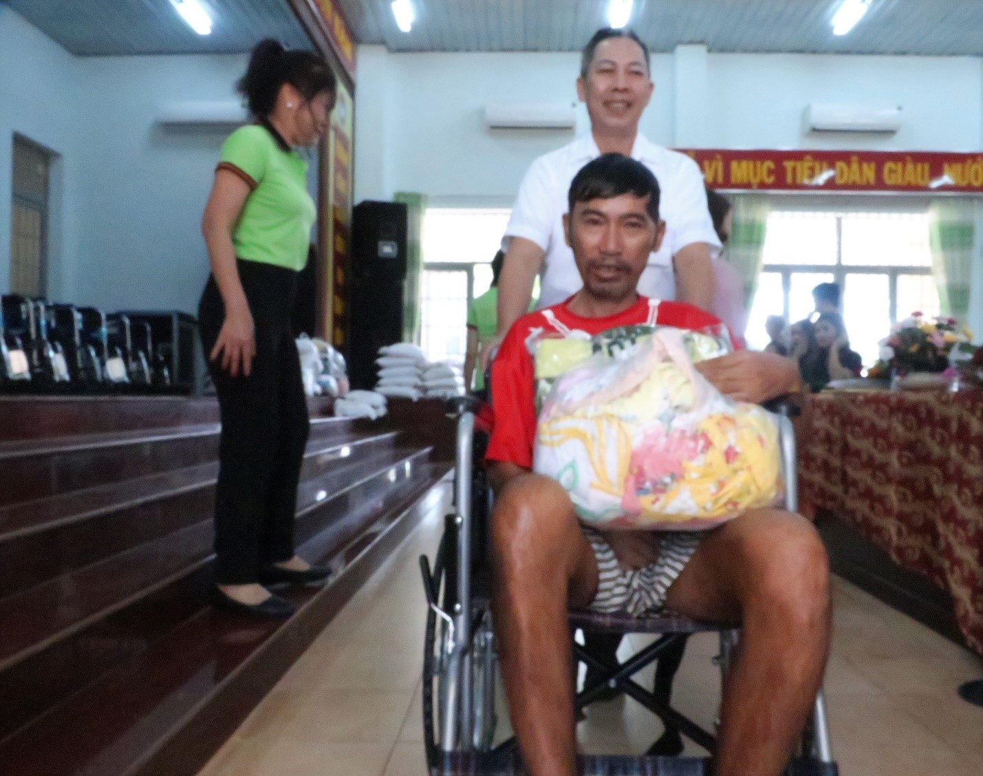 Ông Võ Văn Hoàng (ở TT.Ngãi Giao, huyện Châu Đức) trao xe lăn cho ông Phạm Thanh (SN 1966, ở xã Nghĩa Thành), bị bại liệt do TNGT.