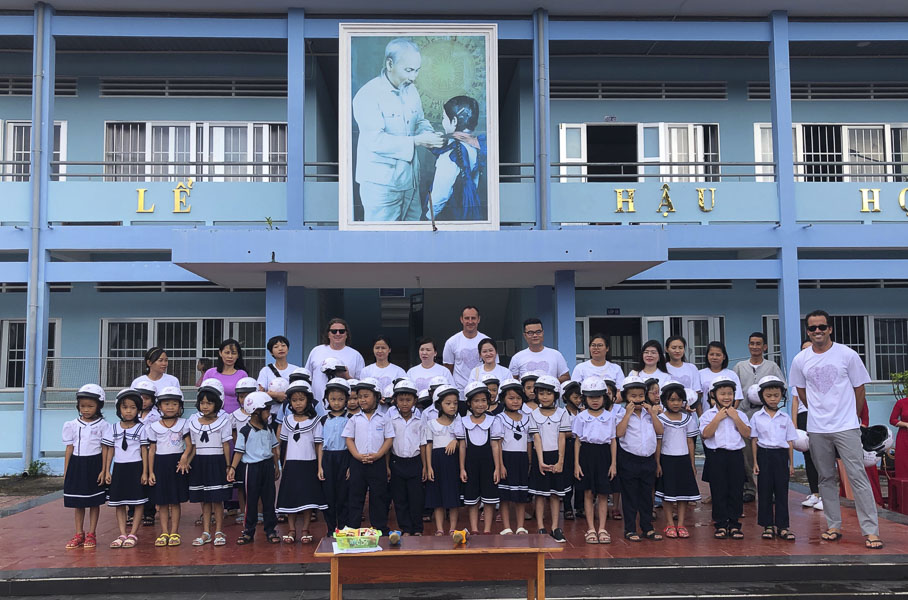 Đại diện Công ty TNHH Côn Đảo Resort trao tặng mũ bảo hiểm cho HS Trường TH Cao Văn Ngọc.