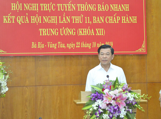 Ông Nguyễn Hồng Lĩnh, Ủy viên Trung ương Đảng, Bí thư Tỉnh ủy, Chủ tịch HĐND tỉnh thông báo nhanh kết quả Hội nghị lần thứ 11, Ban Chấp hành Trung ương Đảng khóa XI đến các đại biểu.