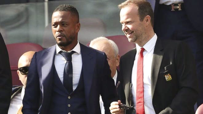 Evra (trái) sắp trở lại Manchester United.