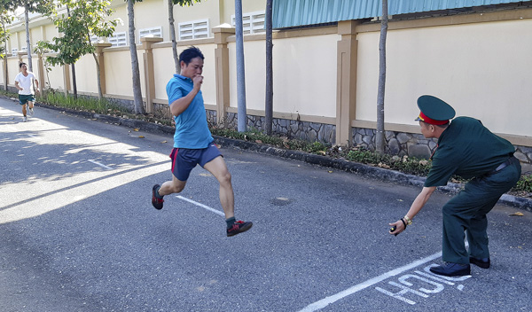 Nam sĩ quan, QNCN chạy 100m.