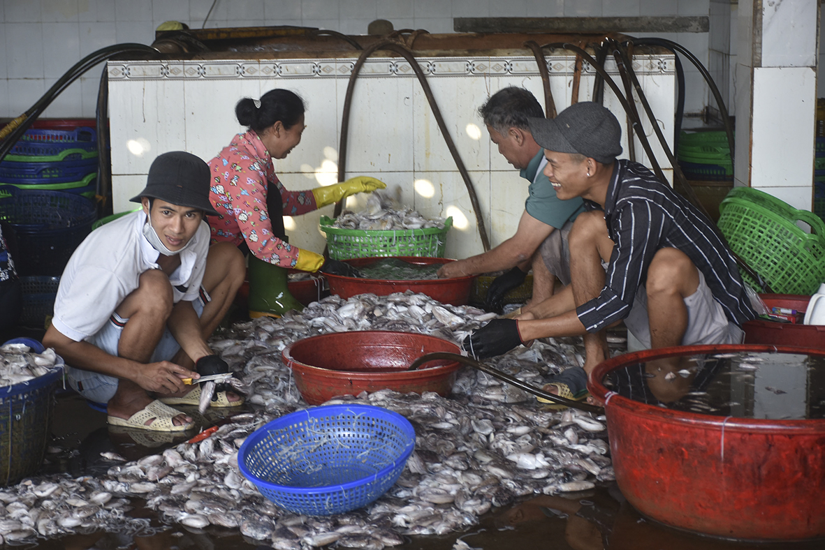 Nước rửa hải sản tại Công ty chế biến hải sản Thanh Long chảy tràn lan trên sàn.