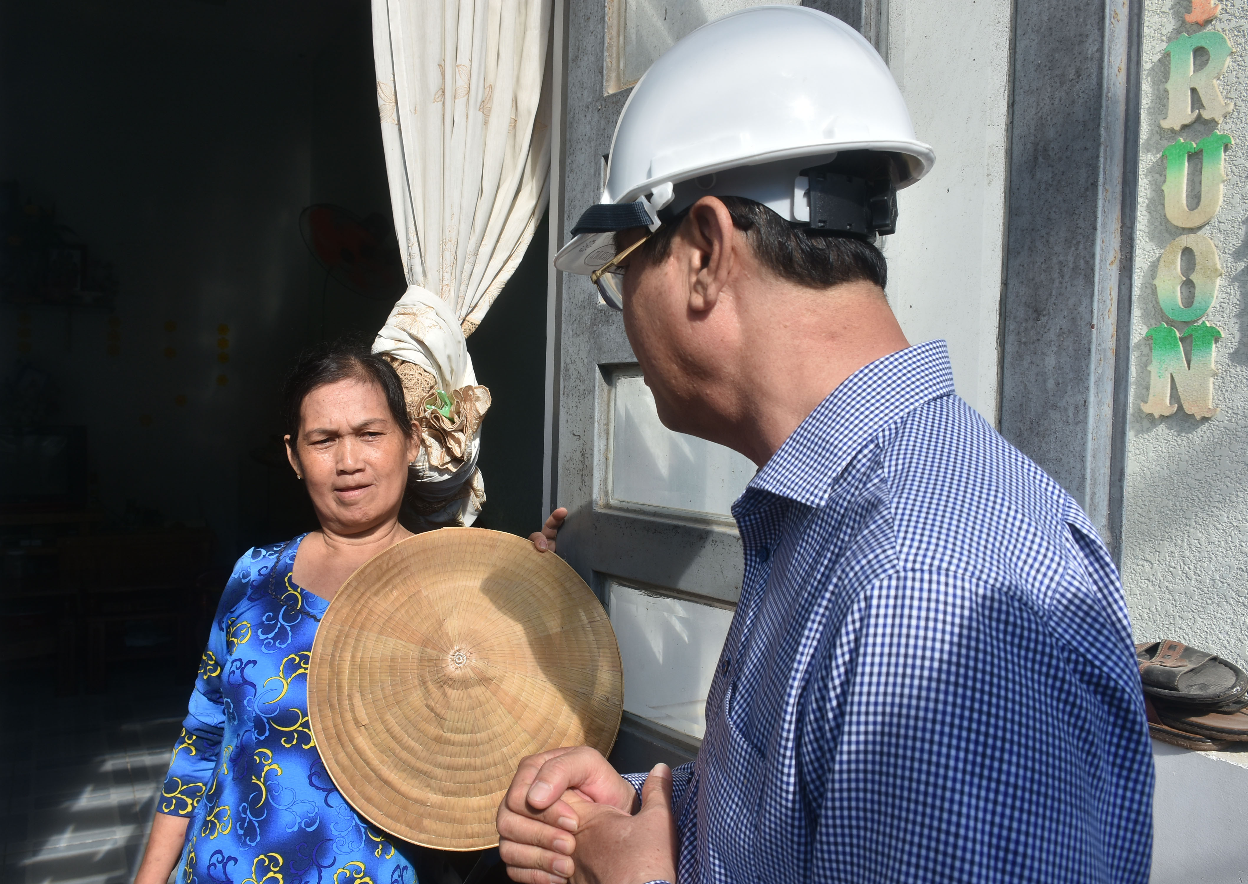 Ông Trần Đình Khoa, Ủy viên Ban Thường vụ Tỉnh ủy, Bí thư Thành ủy Vũng Tàu tham vấn cuộc sống của người dân sống xung quanh các cơ sở ch