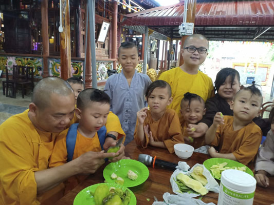 Hiện tại, Tu viện Minh Đạo (xã Tân Hòa, TX.Phú Mỹ) có 3 em tuổi vị thành niên nhưng chưa làm được CCCD theo quy định,  do chưa xác nhận được nguồn gốc quê quán, nhân thân. Trong ảnh: Các em mồ côi đang được nuôi dưỡng tại Tu viện Minh Đạo.