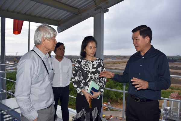 Bí thư Tỉnh ủy Nguyễn Hồng Lĩnh trao đổi với đại diện Công ty Hóa dầu Long Sơn về dự án.