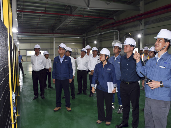 Đoàn lãnh đạo tỉnh tham quan nhà máy sản xuất của công ty Công ty Hyosung Việt Nam. Ảnh: THẢO VINH