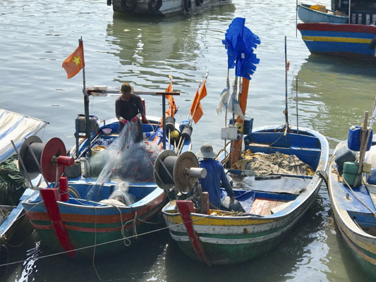 Tình hình thời tiết phức tạp, Đài Khí tượng - Thủy văn khuyến cáo các tàu thuyền cần tránh đi vào vùng thời tiết xấu, khi cần phải kịp thời vào nơi tránh trú an toàn. Trong ảnh: Tàu thuyền neo đậu tại Cảng cá Bến Lội - Bình Châu (huyện Xuyên Mộc).