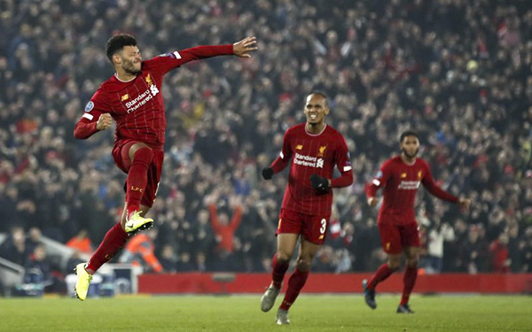 Liverpool vươn lên dẫn đầu bảng E.