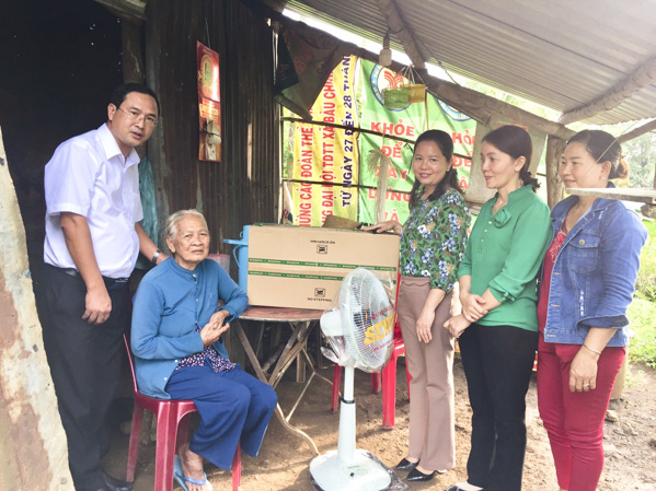 Đại diện lãnh đạo huyện Châu Đức thăm và tặng quà bà Nguyễn Thị Ao, ấp Suối Lúp, xã Bình Ba, hộ nghèo cận Quốc gia