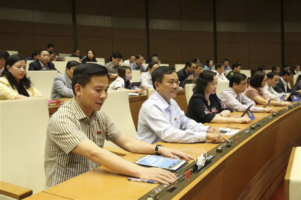 Các đại biểu Quốc hội biểu quyết thông qua Nghị quyết về dự toán ngân sách nhà nước 2020. Ảnh: Dương Giang