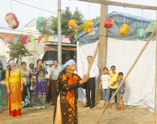 Người dân khu phố Hải Tân (TT. Long Hải, huyện Long Điền) tham gia trò chơi đập heo đất tại “Ngày hội Đại đoàn kết toàn dân tộc” năm 2018.