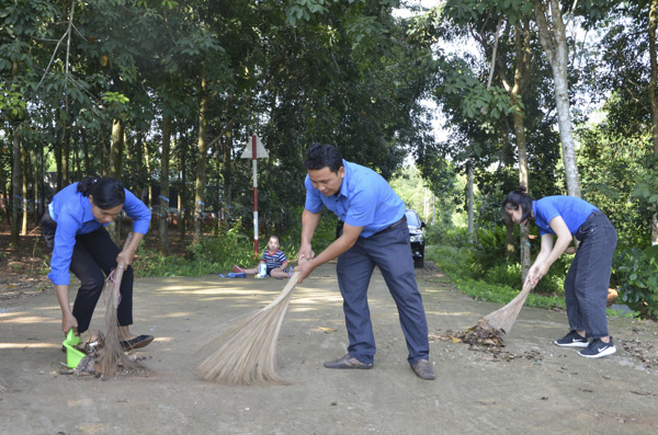 Anh Lý Văn Nhẹ là thủ lĩnh Đoàn của xã, cũng là thanh niên dân tộc thiểu số gương mẫu tham gia hoạt động phong trào.