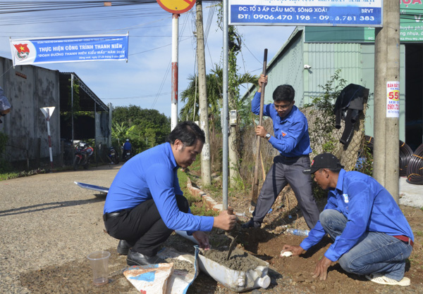 Thanh niên DTTS hào hứng tham gia sinh hoạt Đoàn, Hội khi có các hoạt động kết nối cuộc sống. Trong ảnh: Anh Dương Văn Sơn (bìa phải) tham gia sửa chữa “Tuyến đường thanh niên kiểu mẫu” tại ấp Cầu Mới, xã Sông Xoài, TX. Phú Mỹ. Ảnh: MINH THANH