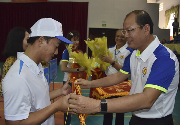 Ông Nguyễn Văn Hải, Chánh Thanh tra tỉnh tặng cờ lưu niệm cho các đơn vị tham dự hội thao.