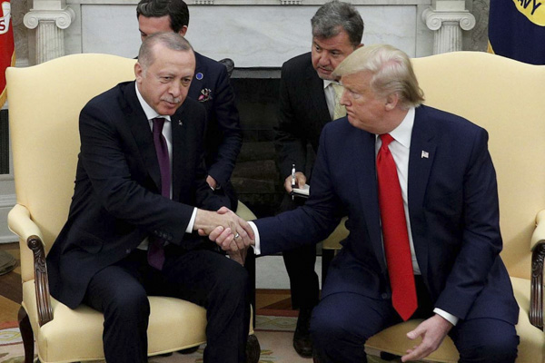Tổng thống Thổ Nhĩ Kỳ Recep Tayyip Erdogan (trái) và người đồng cấp Mỹ Donald Trump tại Nhà Trắng. (Nguồn: The Star)
