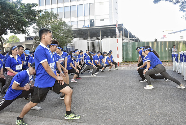 VĐV khởi động trước khi xuất phát chạy cự ly 4km.