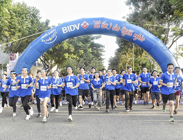 VĐV xuất phát chạy cự ly 4km.